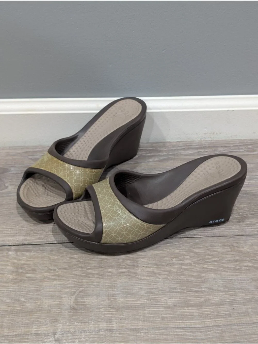 Crocs Womens Sassari Green Brown Slip On Wedge Heel Comfort Sandal Open Toe Sz 6